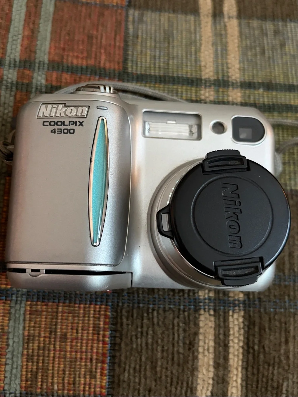 Vintage Nikon Coolpix 4300 digital camera - collector piece - battery charger